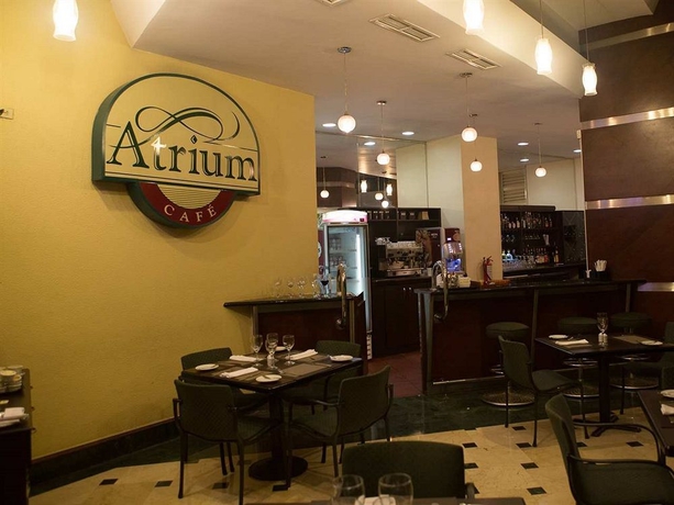 Imagen de los interiores del Hotel Embassy Suites. Foto 9