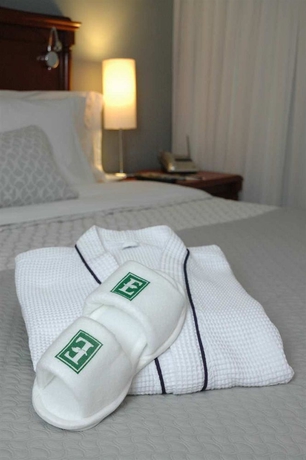 Imagen de la habitación del Hotel Embassy Suites. Foto 3