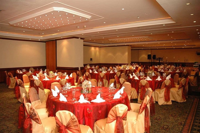 Imagen de los interiores del Hotel Embassy Suites. Foto 12