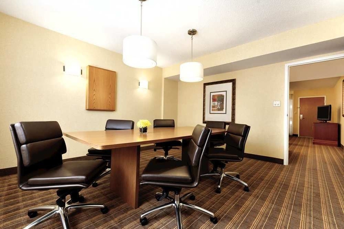 Imagen de los interiores del Hotel Embassy Suites Greenville Golf Resort and Conference Center. Foto 10