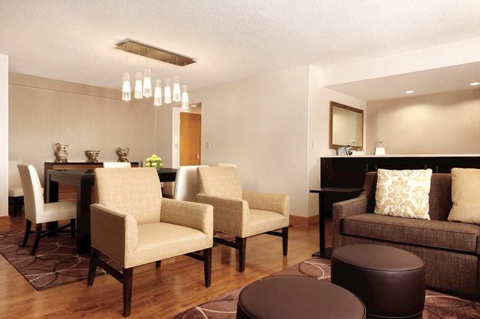 Imagen de los interiores del Hotel Embassy Suites Greenville Golf Resort and Conference Center. Foto 11