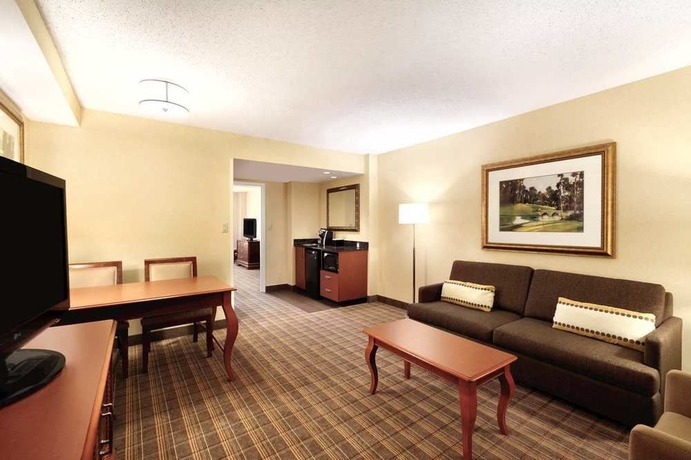 Imagen de los interiores del Hotel Embassy Suites Greenville Golf Resort and Conference Center. Foto 12