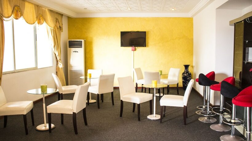 Imagen del bar/restaurante del Hotel Embassy Suites Hotels and Restaurant. Foto 12