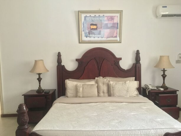 Imagen general del Hotel Embassy Suites Hotels and Restaurant. Foto 7