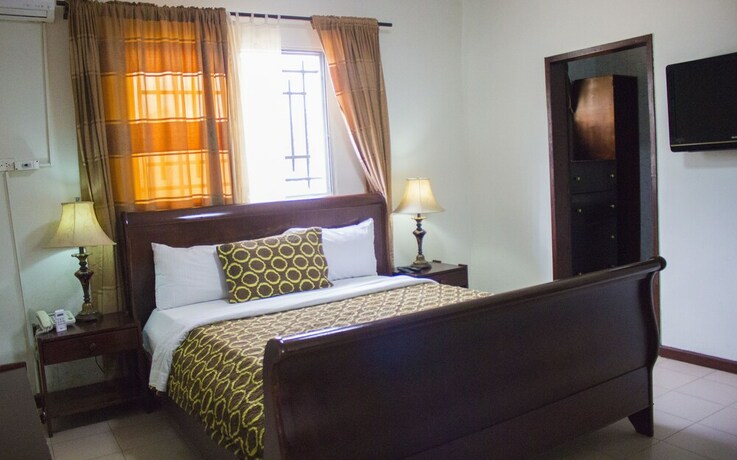 Imagen de la habitación del Hotel Embassy Suites Hotels and Restaurant. Foto 15