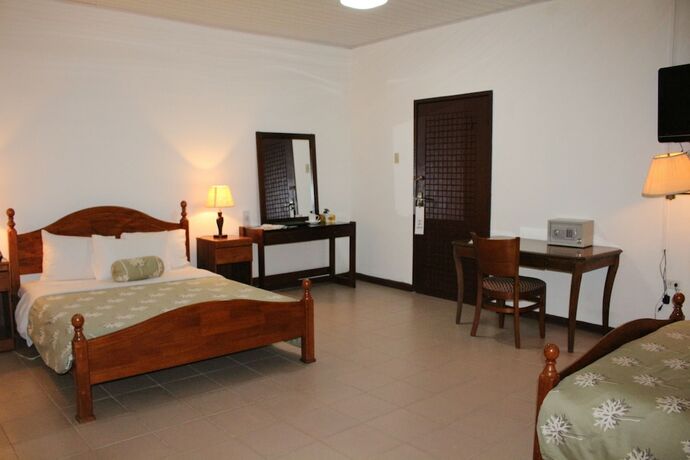 Imagen de la habitación del Hotel Embassy Suites Hotels and Restaurant. Foto 16