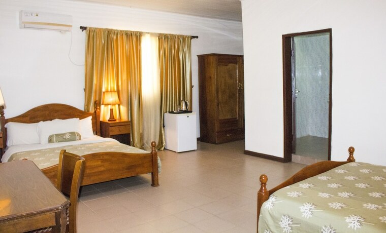 Imagen de la habitación del Hotel Embassy Suites Hotels and Restaurant. Foto 17