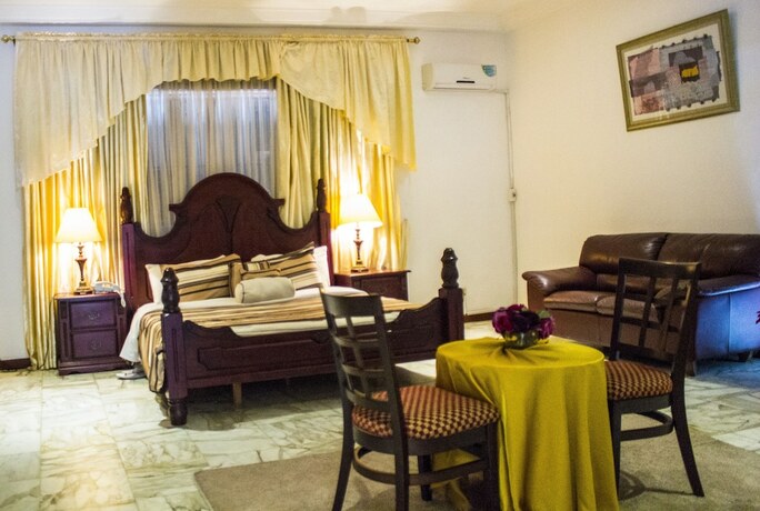 Imagen de la habitación del Hotel Embassy Suites Hotels and Restaurant. Foto 18