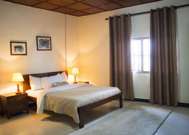 Imagen de la habitación del Hotel Embassy Suites Hotels and Restaurant. Foto 19