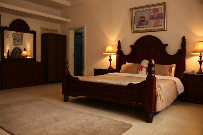 Imagen de la habitación del Hotel Embassy Suites Hotels and Restaurant. Foto 22