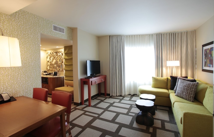 Imagen de la habitación del Hotel Embassy Suites Houston Downtown. Foto 2