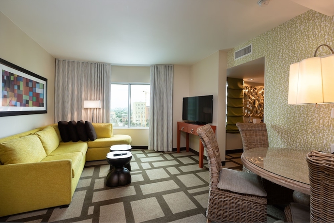 Imagen de la habitación del Hotel Embassy Suites Houston Downtown. Foto 5