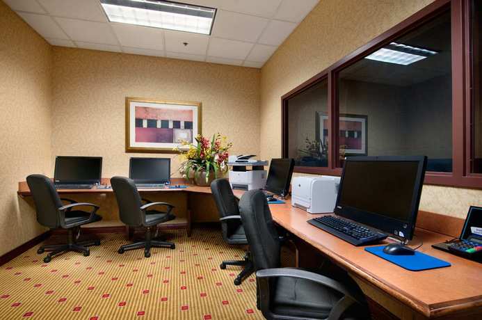 Imagen de los interiores del Hotel Embassy Suites Huntsville. Foto 9