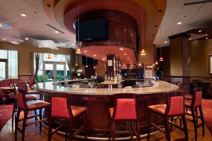 Imagen del bar/restaurante del Hotel Embassy Suites Huntsville. Foto 2