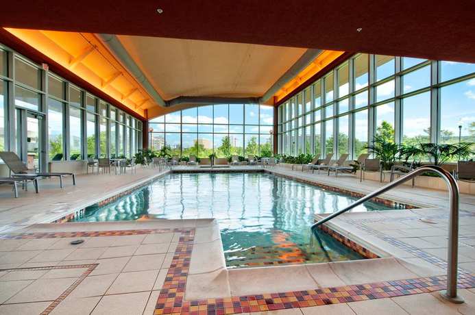 Imagen de la piscina del Hotel Embassy Suites Huntsville. Foto 12