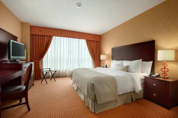 Imagen de la habitación del Hotel Embassy Suites Huntsville. Foto 4