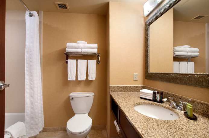 Imagen de la habitación del Hotel Embassy Suites Huntsville. Foto 5
