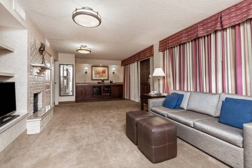 Imagen de la habitación del Hotel Embassy Suites Kansas City Plaza. Foto 2