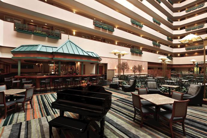 Imagen del bar/restaurante del Hotel Embassy Suites Little Rock. Foto 2