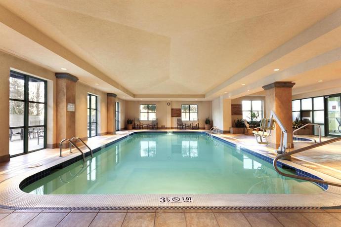 Imagen de la piscina del Hotel Embassy Suites Little Rock. Foto 14