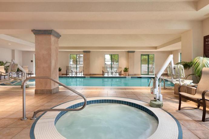Imagen de la piscina del Hotel Embassy Suites Little Rock. Foto 15
