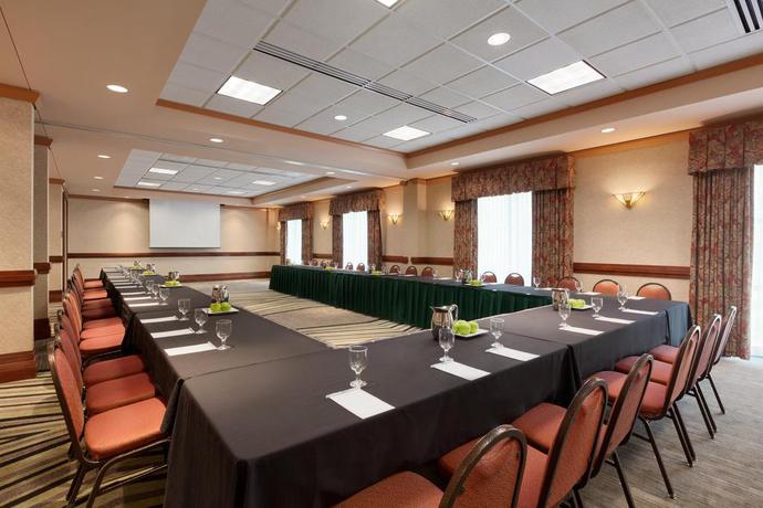 Imagen de los interiores del Hotel Embassy Suites Little Rock. Foto 11