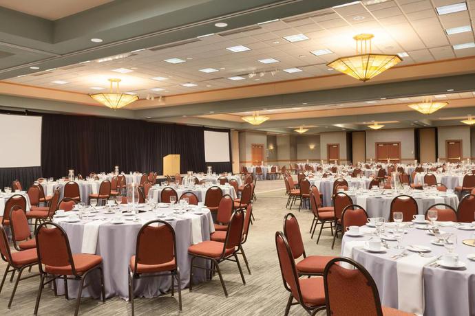 Imagen de los interiores del Hotel Embassy Suites Little Rock. Foto 13