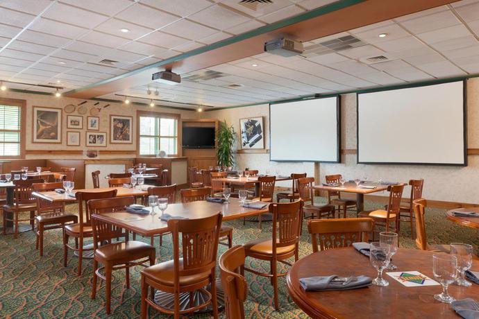 Imagen del bar/restaurante del Hotel Embassy Suites Little Rock. Foto 3