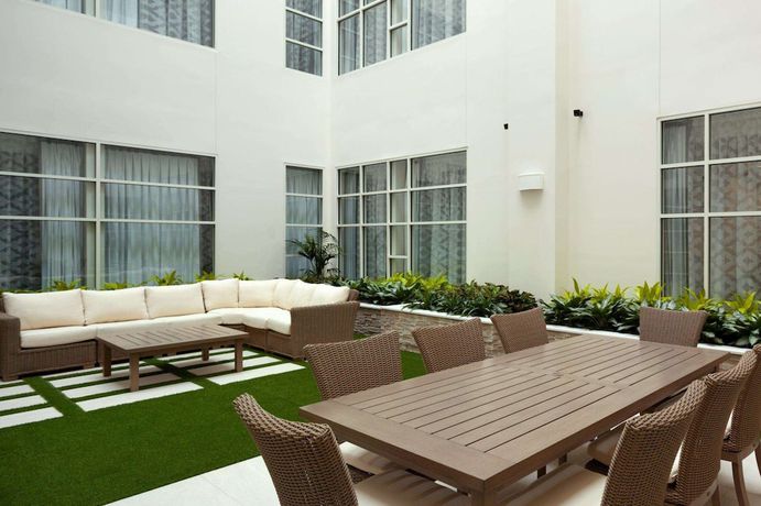 Imagen de los interiores del Hotel Embassy Suites Louisville Downtown. Foto 12