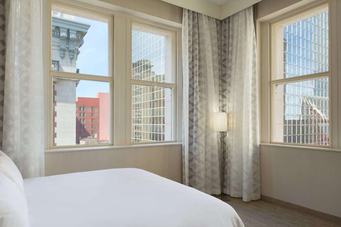 Imagen de la habitación del Hotel Embassy Suites Louisville Downtown. Foto 8