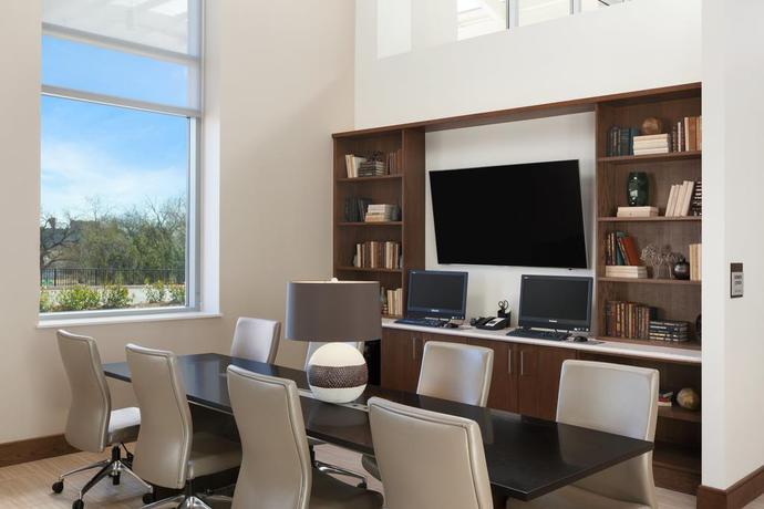 Imagen de los interiores del Hotel Embassy Suites Oklahoma City Downtown/medical Center. Foto 16