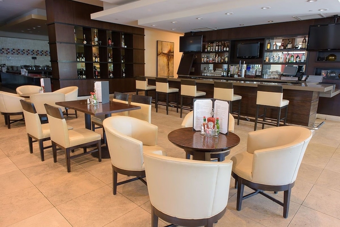 Imagen del bar/restaurante del Hotel Embassy Suites Ontario - Airport. Foto 2