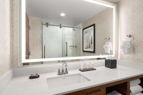 Imagen de la habitación del Hotel Embassy Suites Portland - Airport. Foto 7
