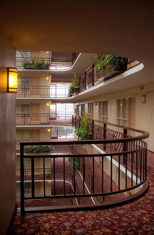 Imagen de los interiores del Hotel Embassy Suites San Francisco Airport - South San Francisco. Foto 8