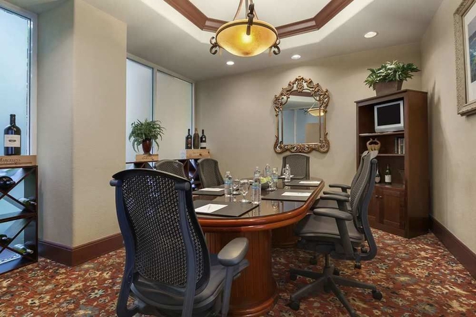 Imagen de los interiores del Hotel Embassy Suites San Francisco Airport - South San Francisco. Foto 9