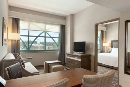Imagen de la habitación del Hotel Embassy Suites Saratoga Springs. Foto 3