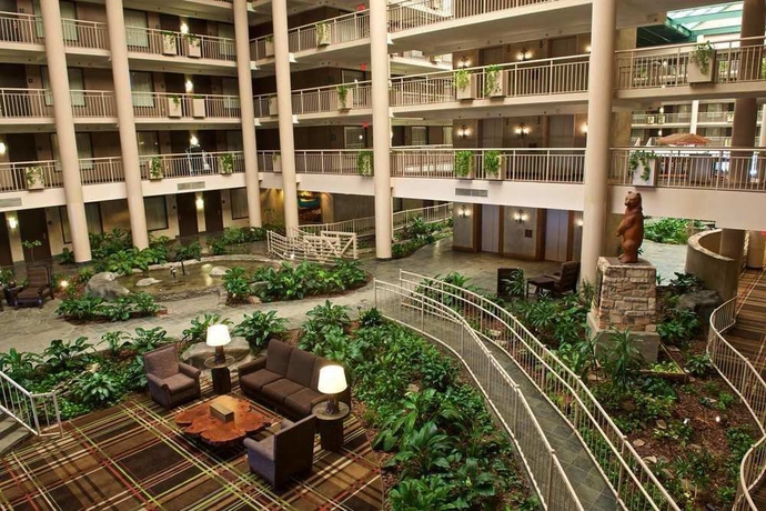 Imagen de los interiores del Hotel Embassy Suites Syracuse. Foto 9