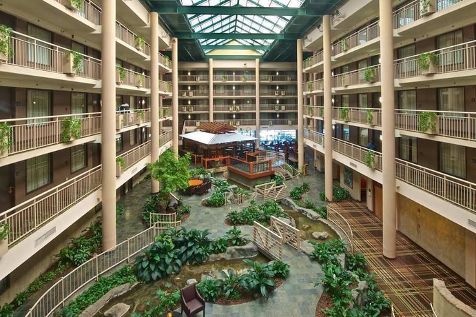 Imagen de los interiores del Hotel Embassy Suites Syracuse. Foto 10