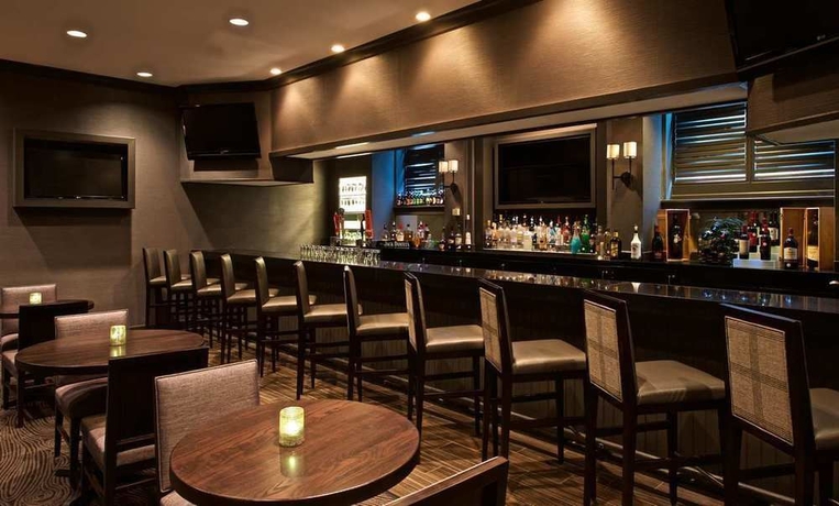 Imagen del bar/restaurante del Hotel Embassy Suites Syracuse. Foto 4