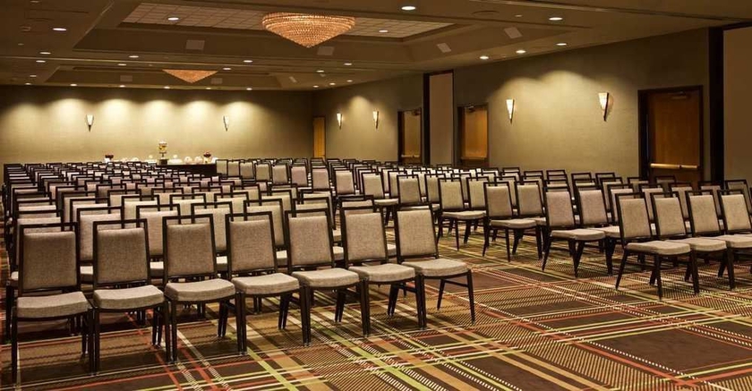Imagen de los interiores del Hotel Embassy Suites Syracuse. Foto 12
