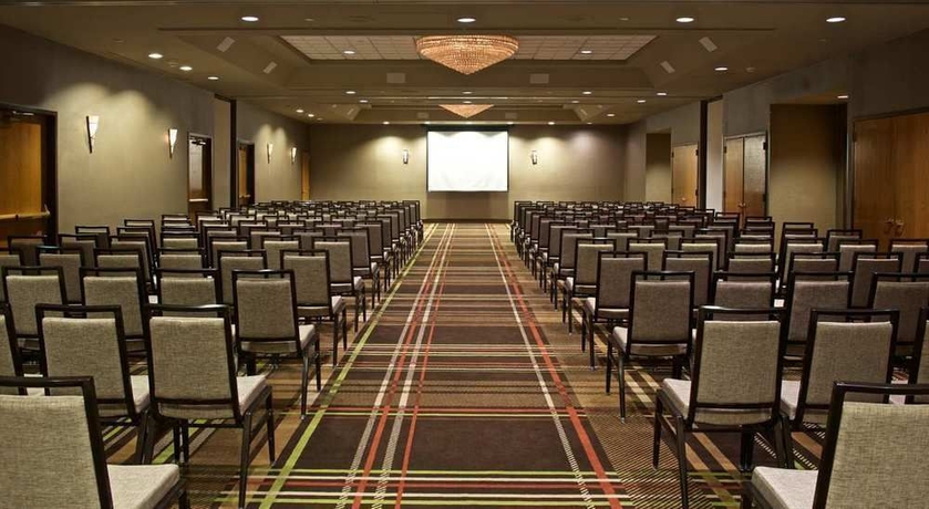 Imagen de los interiores del Hotel Embassy Suites Syracuse. Foto 13
