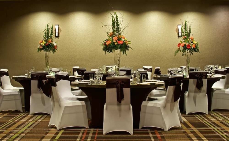 Imagen de los interiores del Hotel Embassy Suites Syracuse. Foto 16