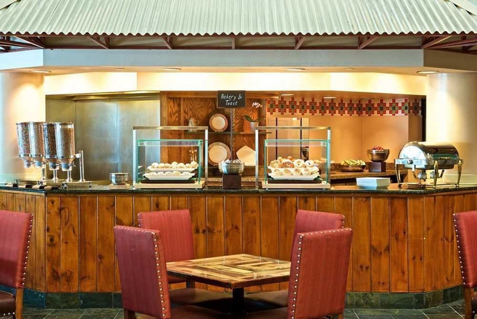 Imagen del bar/restaurante del Hotel Embassy Suites Syracuse. Foto 6