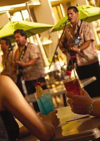 Imagen del bar/restaurante del Hotel Embassy Suites - Waikiki Beach Walk. Foto 5