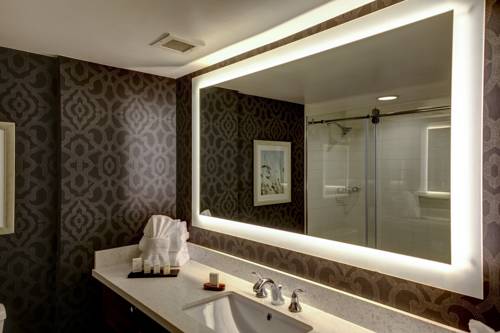 Imagen de la habitación del Hotel Embassy Suites Williamsburg. Foto 5
