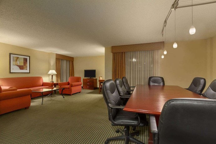 Imagen de la habitación del Hotel Embassy Suites Winston-salem. Foto 3