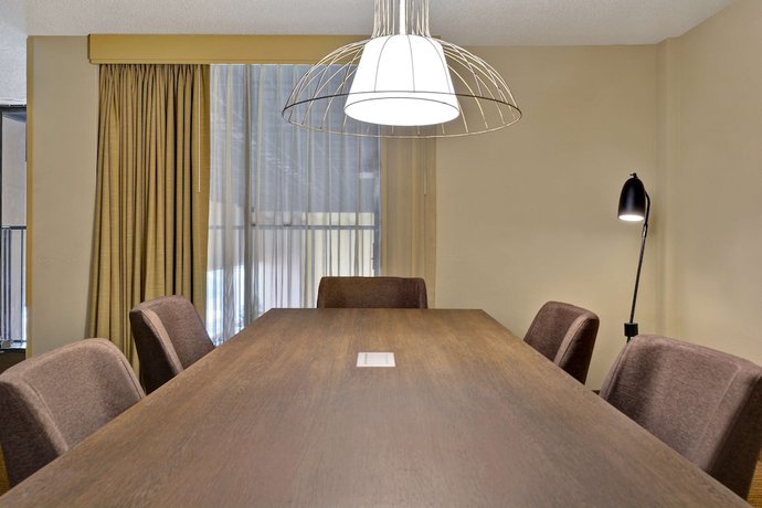 Imagen de la habitación del Hotel Embassy Suites Winston-salem. Foto 11