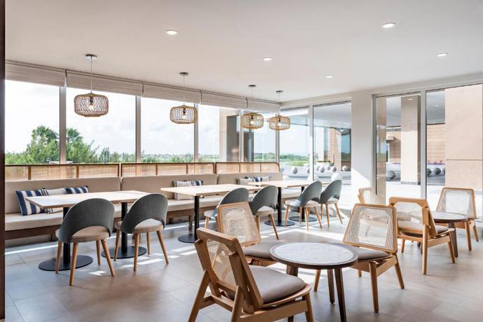 Imagen general del Hotel Embassy Suites by Hilton Aruba Resort. Foto 8