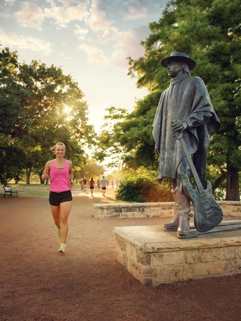 Imagen de los exteriores del Hotel Embassy Suites by Hilton Austin Downtown South Congress. Foto 8