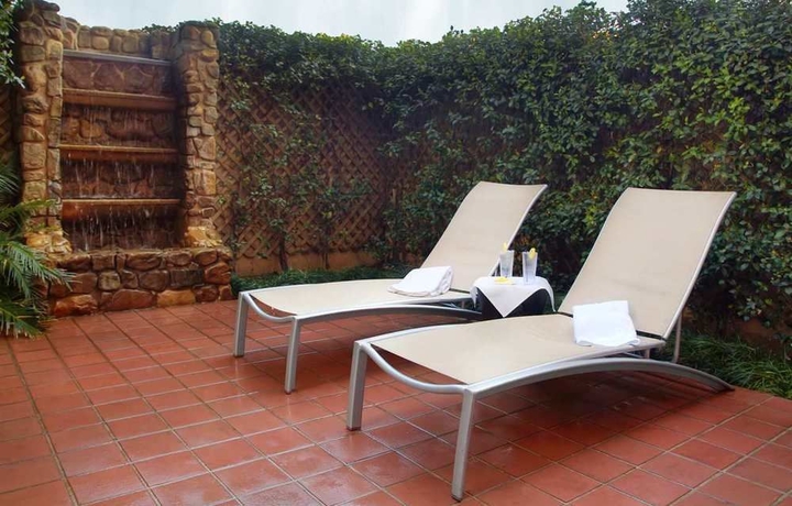 Imagen de la piscina del Hotel Embassy Suites by Hilton Austin Downtown South Congress. Foto 15